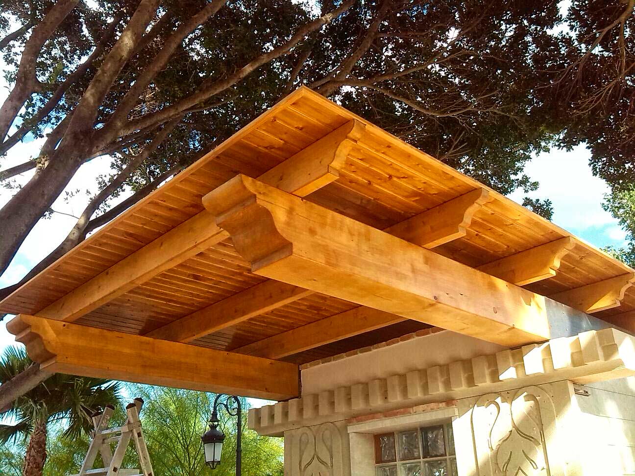 carpintería Madecor techo voladizo en madera de primera calidad