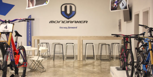 Carpintería para empresas Elche. Mesas de la sala de exposición de Mondraker realizadas por la carpintería Madecor
